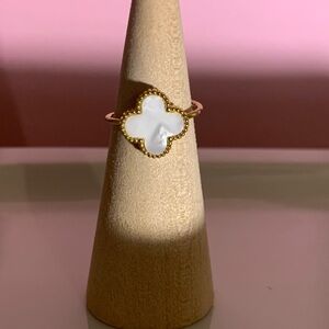 Clover Ring